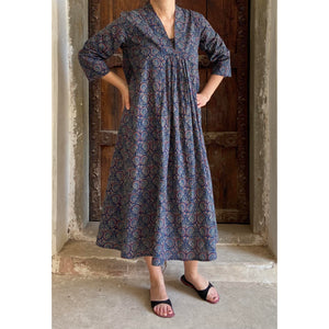 Wide one-size kaftan dress with red and blue print. 