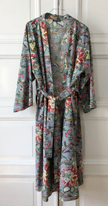 Robe with large indian flowers on grey ground