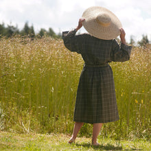 Load image into Gallery viewer, Woman seen from back wearing brown kimono with checks and large straw hat on a summer´s day