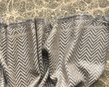 Load image into Gallery viewer, Scarf Chevron Cashmere Wool Taupe/Ecru