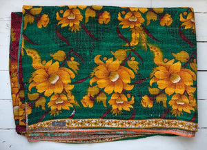 Vintage Kantha Throw – Saffron Flower Green Dark Pink 165x240 cm