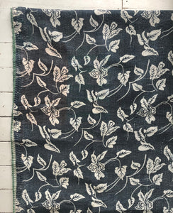 Vintage Kantha Throw – White Lily Dark Grey/Light Green 135x220 cm