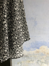 Load image into Gallery viewer, Kimono Flores Block Print Black